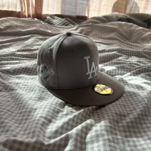 MLB new era Los Angeles keps - Oanvänd och har måtten 55,8cm (storlek 7).