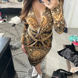 Klänning  - Väldigt bra skick, aldrig använd lappen är kvar. Sitter bra på mig bara inte min stil💞