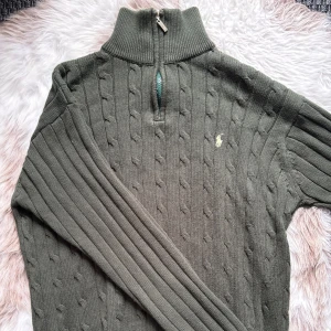 Ralph Lauren kabelstickad halfzip - Hej säljer nu min fina Ralph Lauren kabelstickade halfzip i storlek M. Den är i nyskick och kommer vara otroligt snygg i höst/vinter. Nypris cirka 2800kr! Vi kommer att sälja liknande produkter nu närmare vinter så glöm inte följa profilen!🌊🍾