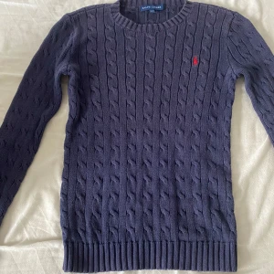 Ralph lauren tröja - Hej säljer en Ralph lauren tröja i storlek xs. Passar bäst ifall man är 168. För frågor eller mer bilder här bara av dig.