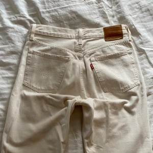 Levis jeans  - Off-white Levis jeans i modellen 501, som passar tyvärr inte mig. De är i väldigt bra skick! 💕