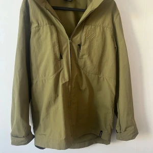 Didrikson Jacka - En mycket fin vår jacka från Didriksson, nypris ligger på 1299kr! Jackan är i storlek M men passar även L