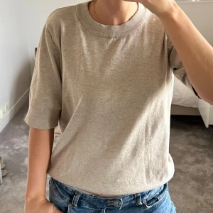 Stickad tröja  - Snygg stickad t shirt ifrån Åhléns i en jättefin gråbeige färg. Jag har den i storlek L, den sitter väldigt bra som oversized. 🩷🩷