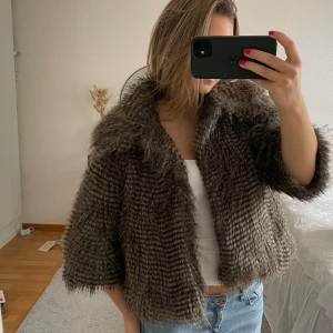 trekvartsärmad pälsjacka  - jätte snygg och mysig pälsjacka, den är lite trekvartsärmad, sitter jätte fint! (de är fuskpäls!!!)