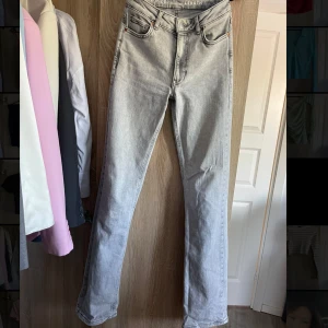 Gina tricot - Raka momjeans med låg midja.   Långa (jag är 1.70) Använd ett fåtal gånger 