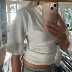 T-shirt med vida armar - Säljer nu denna superfina tröja då den ej har kommit till användning! Helt oanvänd.