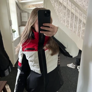 Skidjacka  - Säljer en skidjacka från 8848 i storlek 38😄 Oanvänd!! Varm och skön med snölås🤍 Säljer då den inte kommit till användning💕 Nypris 4000kr