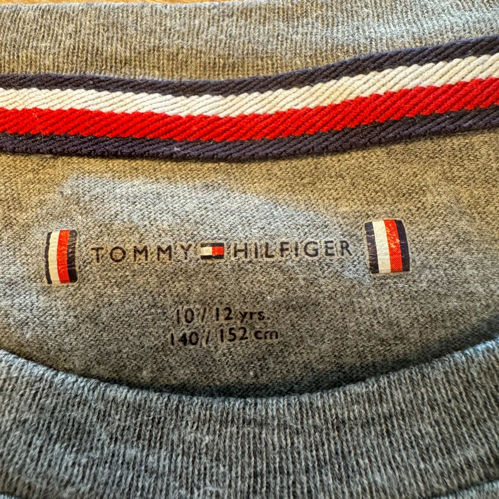 Tja, säljer en Tommy Hilfiger som jag tyvärr växte ur. Färgen är grå och är 140 i storlek. Skriv vid funderingar.. T-shirts.