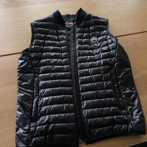 Colmar Väst - Säljer min colmar väst i fint skick då den inte används längre.