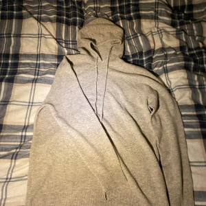 Merinoull hoodie - Säljer najs hoodie. Aldirg använd. 10/10 skick. Nypris 899kr. Mitt pris 699kr. Hör av dig vid frågor och funderingar!