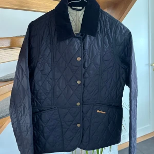 Barbour jacka  - Fin enkel Barbour jacka  Barnstorlek men passar mig som har normalt xs-s i kvinna