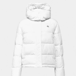 Calvin Klein vinter jacka  - Säljer nu min vinter jacka från Calvin Klein då jag ska köpa en annan modell. Köptes förra året för ca 2500kr och användes knappt, som ny förutom lite smink fläckar som skall tvättas bort innan jag skickar den.  