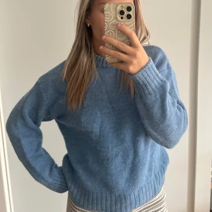 Stickad blå tröja  - En jättefin och skön stickad tröja från NA-KD. Använd fåtal gånger! Väldigt varm och mysig. Ganska stor i storlek. Snarare som en S🩷