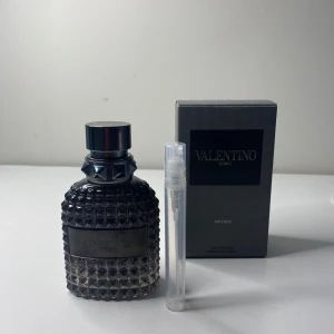 Valentino Uomo Intense EDP - Doften är väldigt pulvrig, mycket aromatisk och blommig. Den har även en elegant vaniljdoft och en doft av läder. Perfekt för en date night under vintern.