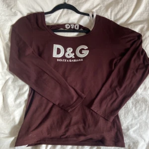 D&G longsleeve - Dolce gabbana longsleeve. Märket är glittrigt. Står ingen storlek men skulle säga s/m