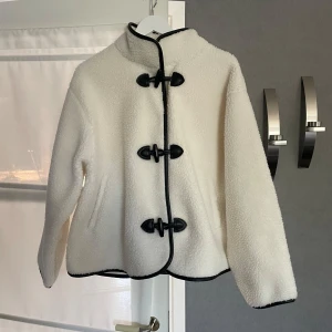 Mysig teddyjacka🧸 - Säljer denna mysiga teddyjackan som är perfekt nu till hösten eftersom den inte kommer till användning😇Endast använd en gång💕