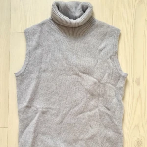 Stickad pullover  - Ljusblå stickad pullover med en liten polokrage, gjord på 70% fårull!  Aldrig använd! 