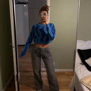 Kort tjocktröja - Tunnstickad tröja, skulle säga att den är något liten i storleken.