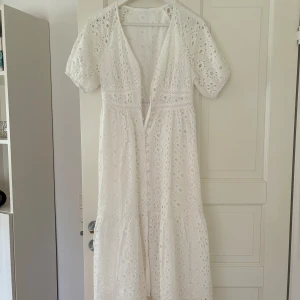 Klänning med spets  - Fin klänning som är helt oanvänd. Normal i storleken. Jag är 174 cm lång!!