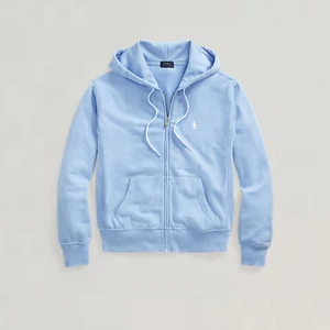 Ljusblå hoodie från Ralph Lauren - Säljer en superfin ljusblå hoodie från Ralph Lauren. Den har en dragkedja framtill och en klassisk känguruficka. Hoodien är dekorerad med det ikoniska vita Ralph Lauren-loggan på bröstet. 