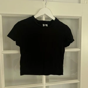 Svart t-shirt  - svart tröja från H&M, perfekt som t-shirt över en spetströja ex. storlek M men passar även S, bra skick, hör av er vid frågor eller intresse!🩷20kr