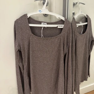 Ribbad topp  - Ribbad topp med slits vid sidan!