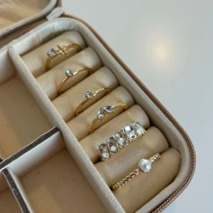 Ringar - Jättefina ringar som tyvärr är till överflöd. Kan sälja billigt så återkom för pris, kan även sänka priset vid köp av flera ringar. 