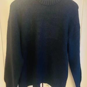 Mörkblå stickad tröja - Icke använd stickad tröja med prislappen kvar
