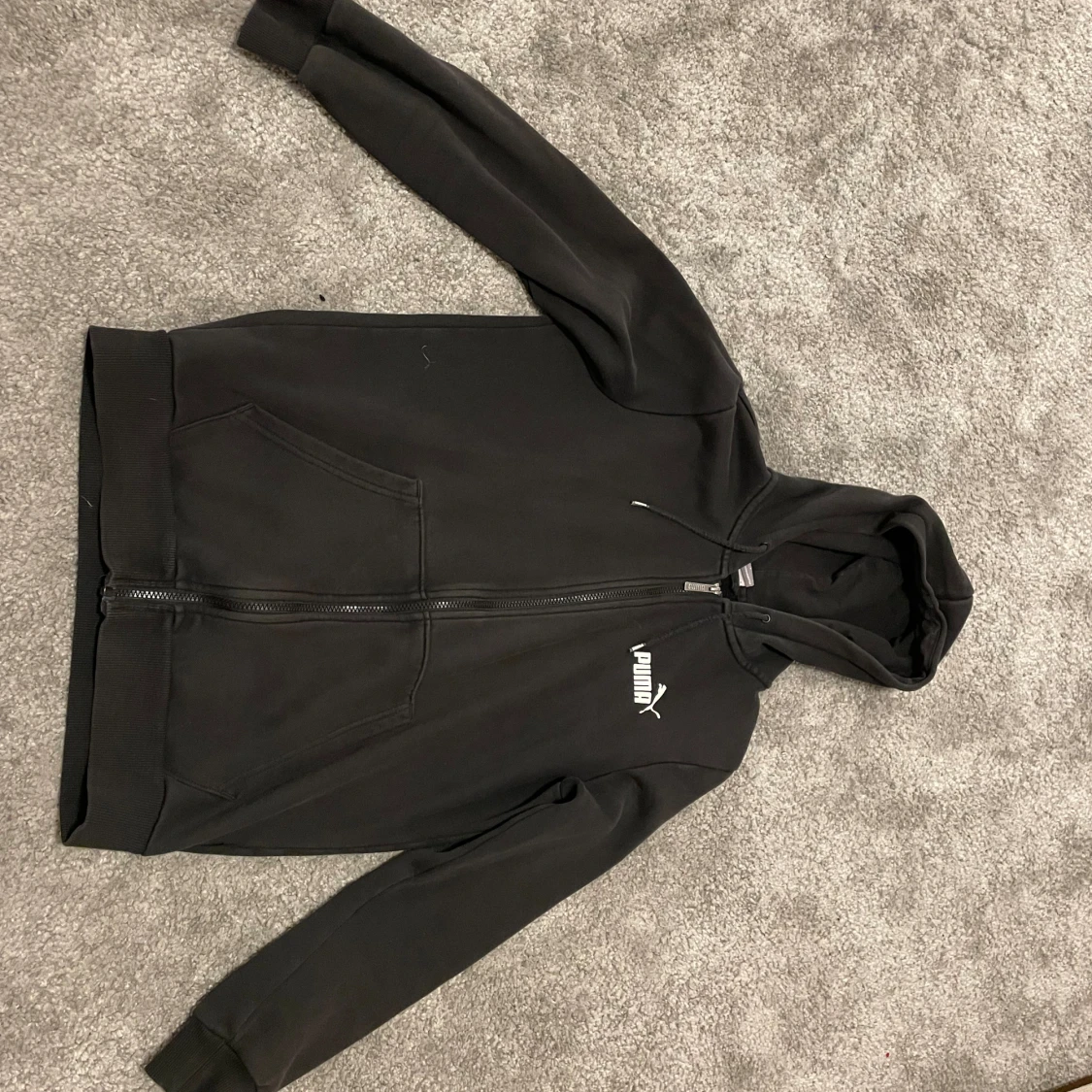 Svart puma hoodie  - 90