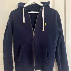 Ralph Laurent hoddie - Säljer denna feta ziphoddien! Skick 9/10 Passar mig perfekt som är 175 Sitter på 165cm! Hör av er vid frågor