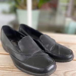 Väldigt sköna svarta loafers, perfekt att använda som arbetsskor för jobb som kräver mycket stående. Passar smakar fötter. Köpta i England strl 4 = känns som 38