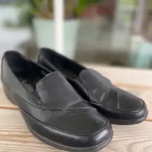 Väldigt sköna svarta loafers, perfekt att använda som arbetsskor för jobb som kräver mycket stående. Passar smakar fötter. Köpta i England strl 4 = känns som 38