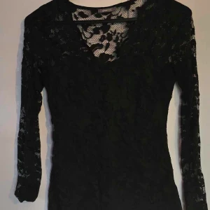 Spets tröja - Från Gina, mycket fint skick💌 Är i storlek L men det sitter som en M skulle jag säga🫶🏼