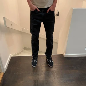 Levis jeans  - Tja säljer nu mina gamla levis jeans. Jeansen är i väldigt bra skick utan några defekter. Har du nägra frågor eller funderingar hör av dig.