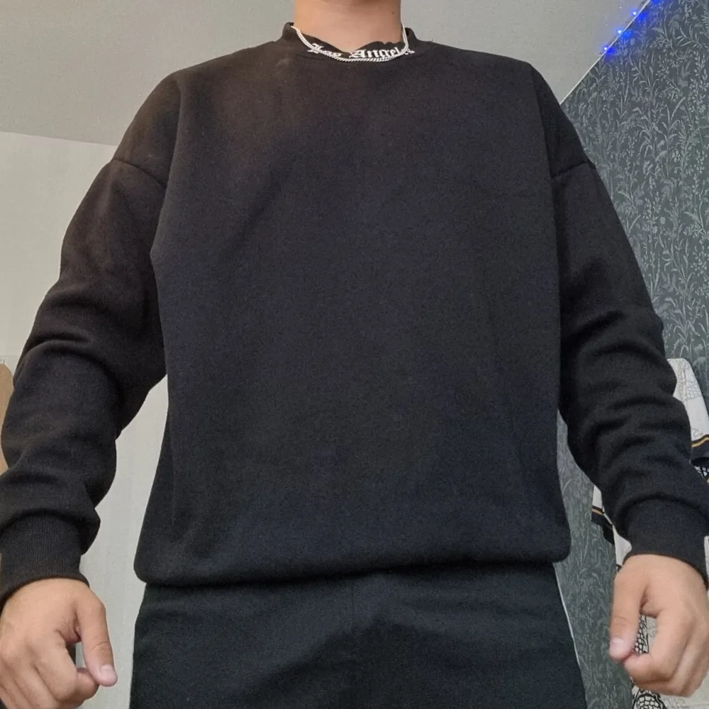 Säljer en svart tröja från Black Squad i storlek XS. Den har en oversized passform och texten 'Los Angeles' tryckt i vitt på baksidan. Tröjan är långärmad och perfekt för en casual look. Passar bra till både jeans och joggers!. Tröjor & Koftor.