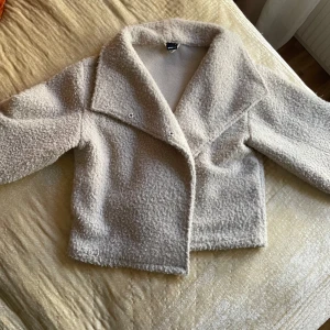 Jacka Gina Tricot - Jacka från Gina Tricot som jag köpte i våras men har knappt använt den då den inte riktigt är min stil💗Köpte den för 700kr om jag inte mins fel!