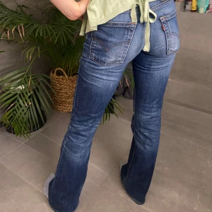 Lågmidjade Levis Jeans - Så fina jeans som tyvärr blivit försmå för mig. De är i super bra skick och dehär är måtten: Midja (tvärs över): 36 Innerbenslängd:81 Grensömmen (under-fram): 18