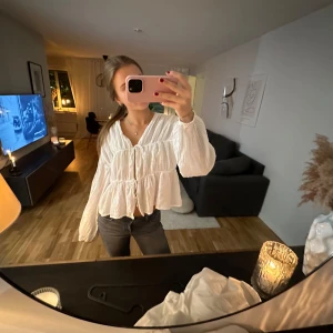 Vit blus - En superfin vit blus ifrån Gina Trioct, som tyvärr inte kommer till användning! Den har fina puffdetaljer och knytning i mitten💘 Den är i storlek M, men är mer som en S + den är knappt använd🤍  (pris går att diskutera) 