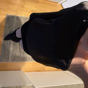 Blus  - Oneshoulder blus från Gina! Skit snygg och passar super bra till festliga tillfällen. Använd 2 ggr💗Materialet är satin