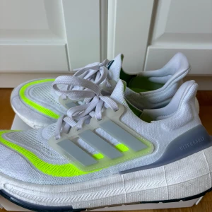 Limiterade ultraboost - Så fina Adidas ultraboost x Stella McCartney som inte säljs längre💚 använda fåtal gånger och i bra skick! Urs.pris 2200:-