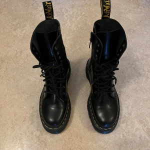 Svarta kängor med snörning och dragkedja - Svarta kängor från Dr.Martens i skinn med både snörning och dragkedja på sidan. Perfekta för höst och vinter, använd 2 ggr pga fel storlek. Nypris 2,399kr. Mitt pris 899kr. Billigare vid snabbaffär. För Dam.