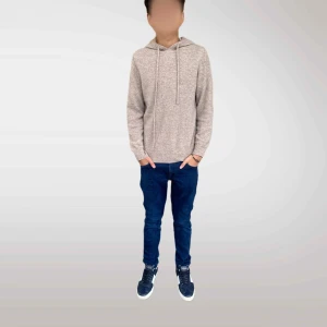 Beige hoodie i bomull - Säljer en snygg beige hoodie i mjukt 100% kashmere. Den har en klassisk design med dragsko i huvan och långa ärmar. Perfekt för en avslappnad stil och passar till det mesta. Skön att ha på sig under höst och vår.