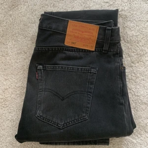 Levis 501 33x32 - Levis 501 i färgen Svart Storlek 33x32 Regular fit Felfritt skick, använda ca 5 gånger Skriv vid frågor!