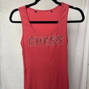 Vintage guess linne - Y2k vintage guess linne som är så fint med rhinestones storlek m Annonsen är uppladdad både på vinted och plick, först till kvarn gäller! Priset är diskuterbart