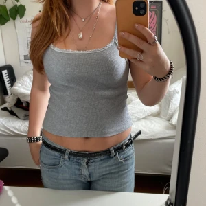 Linne brandy melville - Sötaste linnet från brandy melville🩶. Ljusblå spetsdetalj, knappt använd!  