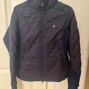 Ridjacka  - Bra ridjacka  Mörk blå  Bra skick  250kr