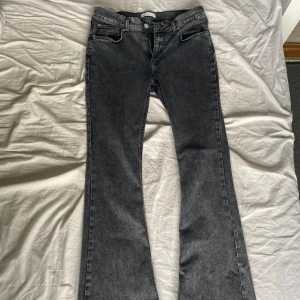 Jeans - Jag säljer mina svarta/gråa bootcut jeans ifrån gina tricot. Dom är low waist i storlek 40, jag som är storlek M passar dom. De är lite slitna i botten då dom är lite för långa. Köpte dom för 700, säljer för 300.