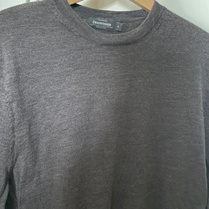 Tröja - Tröja från dressman. Väldig snygg nu inför hösten. Använd fåtal gånger. Kom med frågor.