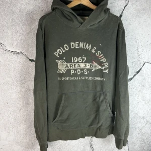 Raffe hoodie - Tja, säljer nu min tvär feta och unika hoodie ifrån denim & supply ralph lauren. As fett tryck och säljs tyvärr inte längre. Skriv vid minsta lilla fundering!
