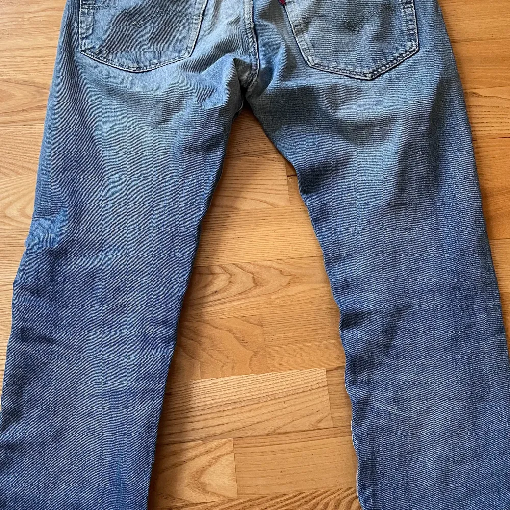 Tja! Jag säljer ett par Levi’s jeans i strl 30 30. De har en liten diskret lagning mellan bena som inte syns. Byxorna är rätt så små i storleken så de passar dig som är ca 170 skulle jag tro. De har ett normalt slitage. Hör av er vid frågor.. Jeans & Byxor.